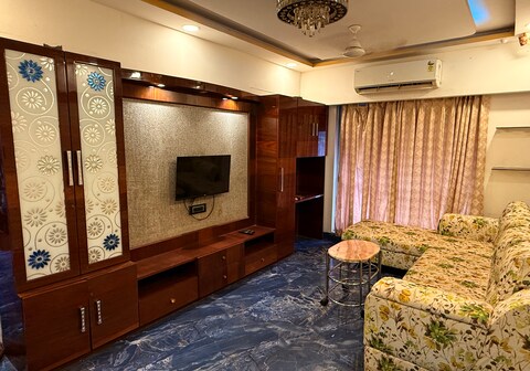 1BHK Modern Spacious Workstay- Livin Central