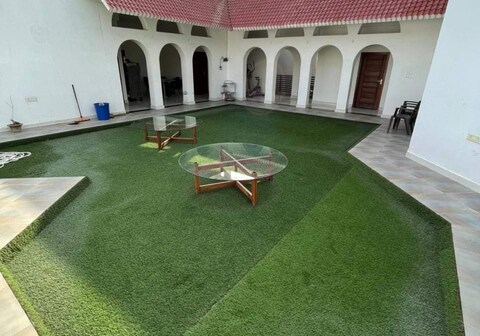 Maujis Villa And Guest House