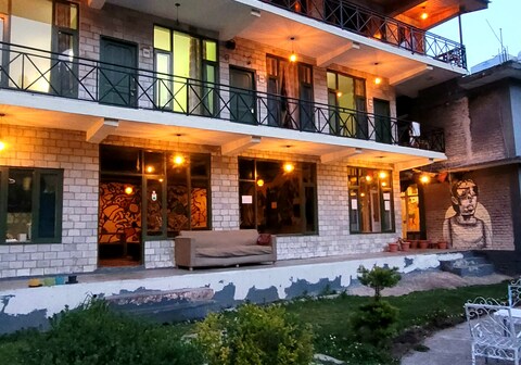 Doghari stays - Brostel