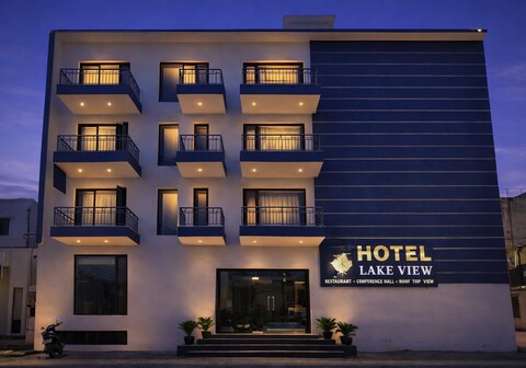 Hotel Lake View - Near Sukhna Lake