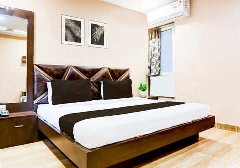 Super Collection O Kampoo Tiraha Road formerly Siddhi Vinayak