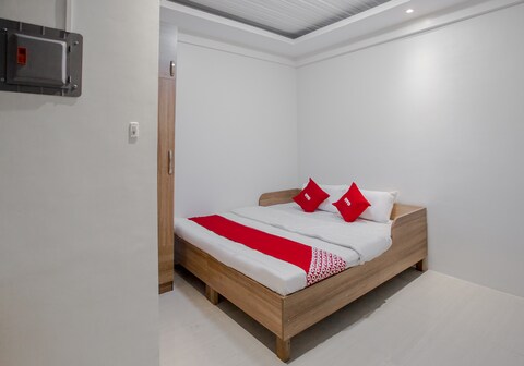 OYO 605 The Quarters