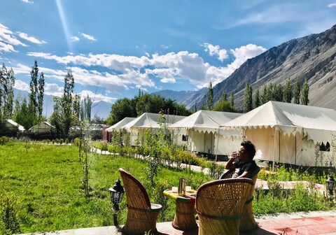 Paramount Camp | Room & Restaurant