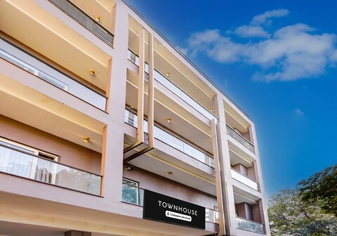 Super Townhouse Pitampura West Enclave