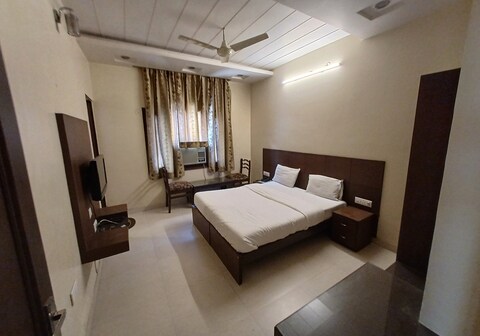 Hotel Raghav Palace - 1.5km Jaipur junction & 0.50km Sindhi camp