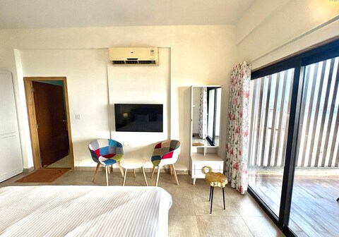 Elegant Sea View 2BHK in Panjim w/ Shared Pool - D002