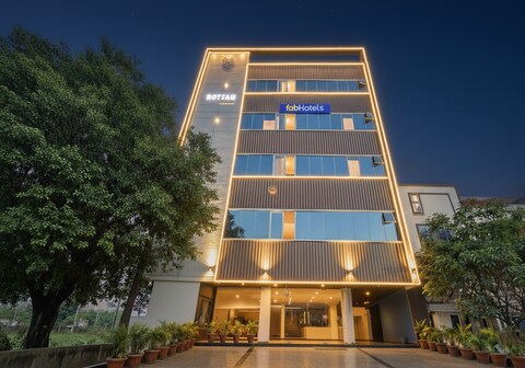 FabHotel Dharani Grand - Nr. Mamata Medical College