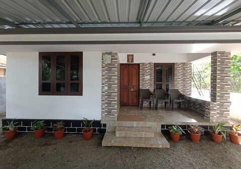 Poonkavanam Gust House