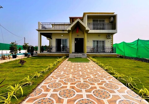 POOL& PAUSE private villa 5bhk nagaon