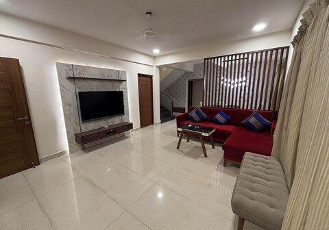 Villa SeaBreeze - Gorgeous 4BHK w/ Pool & Jacuzzi