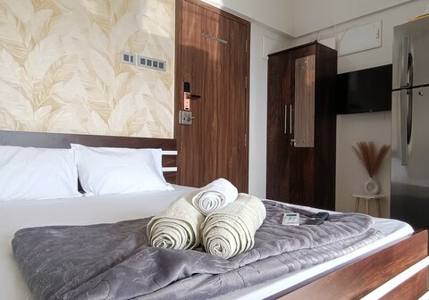 Studio Flat Luxury Balcony AC Near Airport