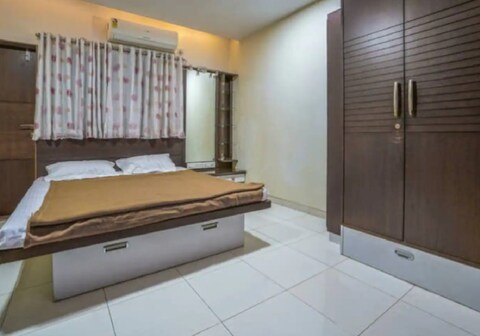 Karans  Studio Apartment