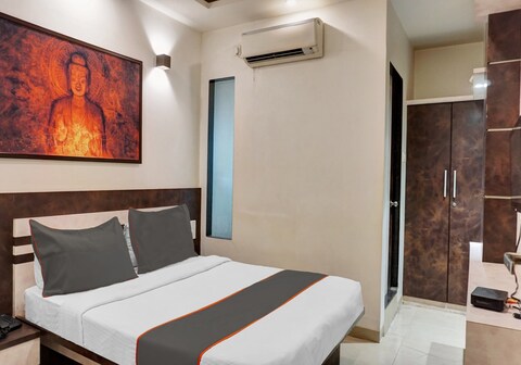 Collection O Royce Studios Near Pune Airport