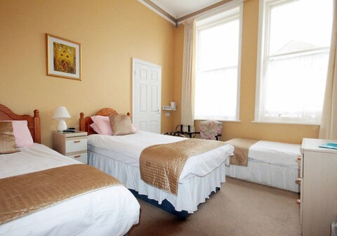 OYO Marine Parade Hotel, Eastbourne Pier