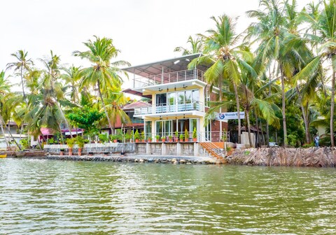 Cornelio 2BR Riverside Home