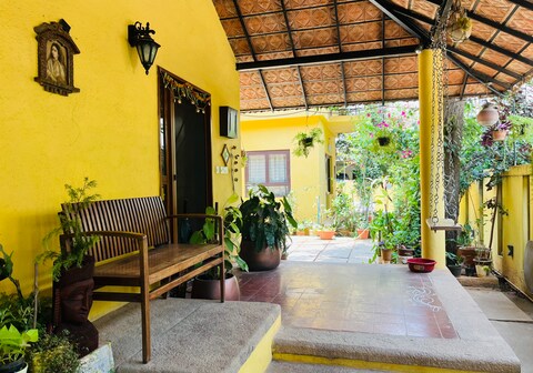 Private Room in a cheerful bungalow with a balcony
