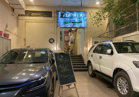 11 Flowers Rooms and Roof top CAFE