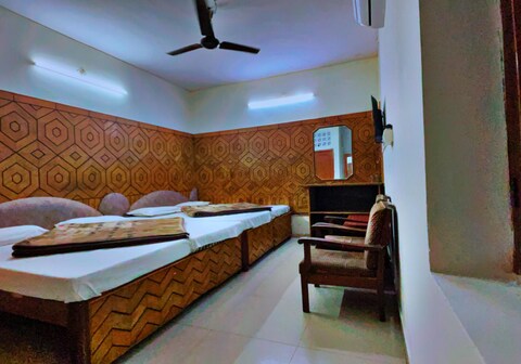 Bansal Guest House - 20 Steps Away from River Ganga