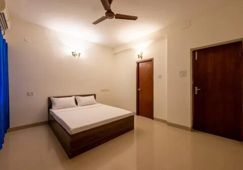 FabHotel Nayana Square