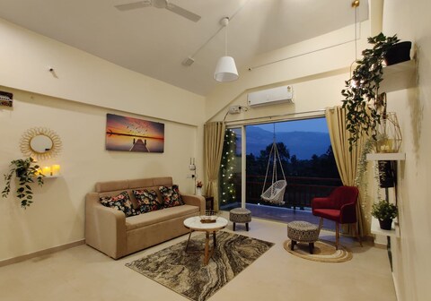 Mountain Majesty: Cozy Apartment