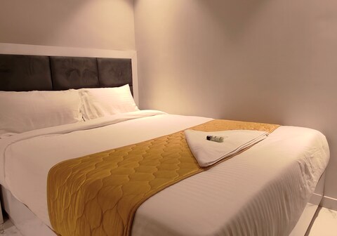 Grand Dyad Hotel - Near Kokilaben Hospital Andheri West