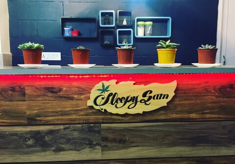 Sleepy Sam - The Traveller's Hostel