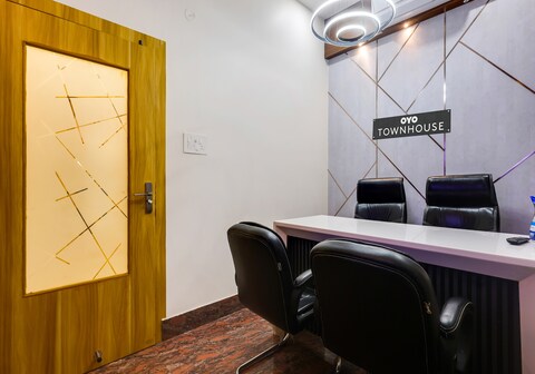 Super Townhouse Royal Inn