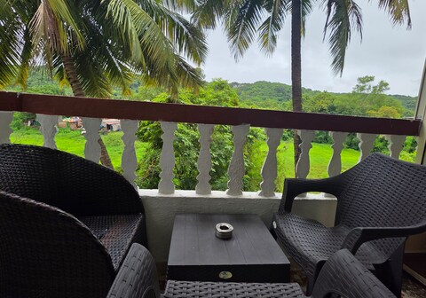 Nomads Getaway  Cozy studio  Wifi Hill View   Pool