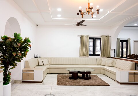 The Lavish Affair, Bhuj