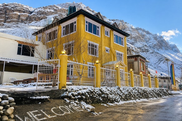 The White Mountain Stays & Cafe, Key