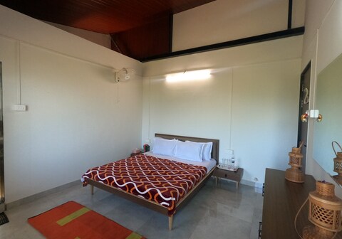 CosmicStays - Birdsong Cottage- Hilltop Stay with Lakeview