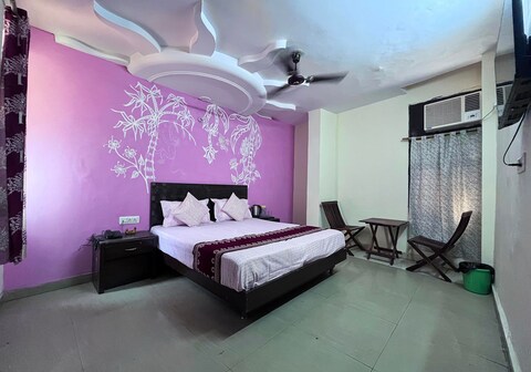 Hotel Darpan Palace.