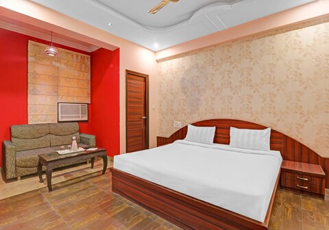 Super Capital O Townhouse Govinda Royal