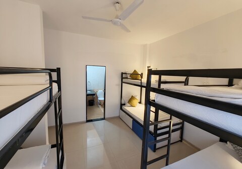 HOSHTEL99 - LUX - Stay, Cowork and Cafe - Luxurious Twin Bungalow