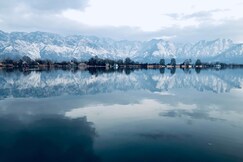 Monarch Houseboat, Srinagar Monarch Houseboat, Srinagar