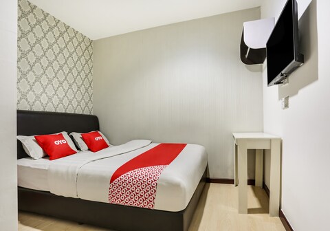 OYO 89583 Grove Hotel