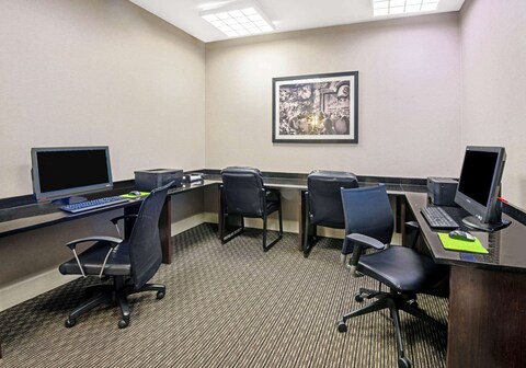 La Quinta Inn & Suites by Wyndham San Antonio Airport