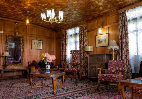 Alaska Group of Houseboat