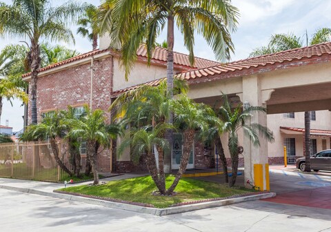 Days Inn & Suites by Wyndham South Gate