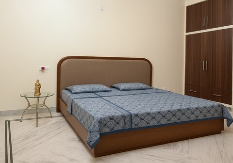 Homely Vibe Room with AC   Wi Fi