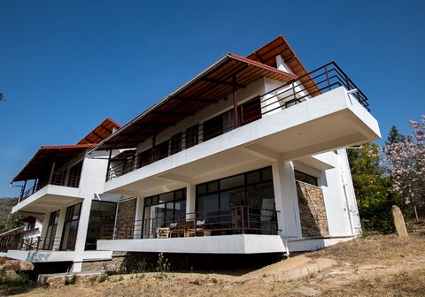 Dholes Den Bandipur I Rooms & Restaurant