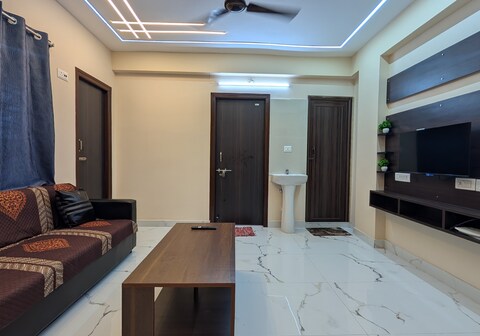 Entire Comfortable 2BHK Apartment, 10 Minutes from Airport