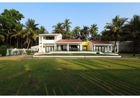 Seascape Beach House By EWA