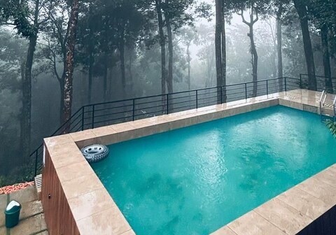 Skyfall Adventure Hostel with Pool, 900 Kandi