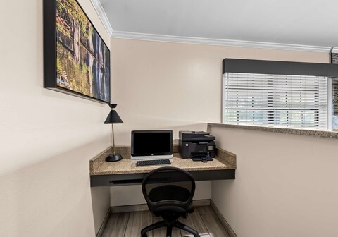 Best Western Delhi Inn