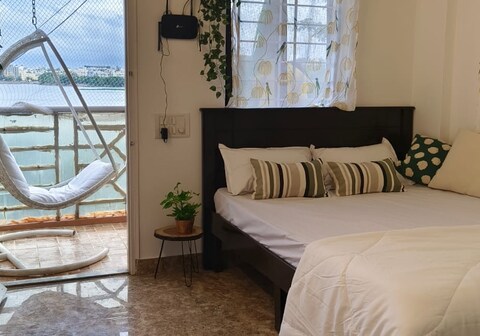 Urban Rose - Luxurious Lakefront AC 3 BHK