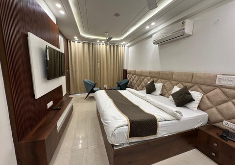 The Royal Oakes 3BHK Luxurious Apartment