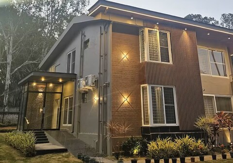 Pine Tree Garden: Luxury 6-Bed Villa Retreat