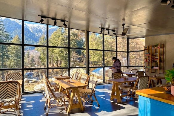 Maple Outhomes | By the river | Cafe & Seasonal Pool