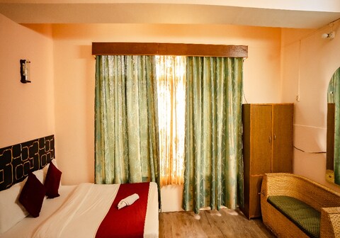 YALUNG RETREAT (30 Mtrs from MG Marg)